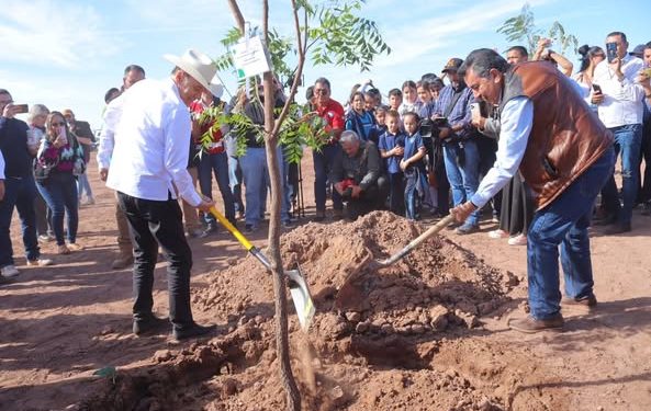 GOBERNADOR Y ALCALDE LAMARQUE SUPERVISAN PARQUE EN CAJEME