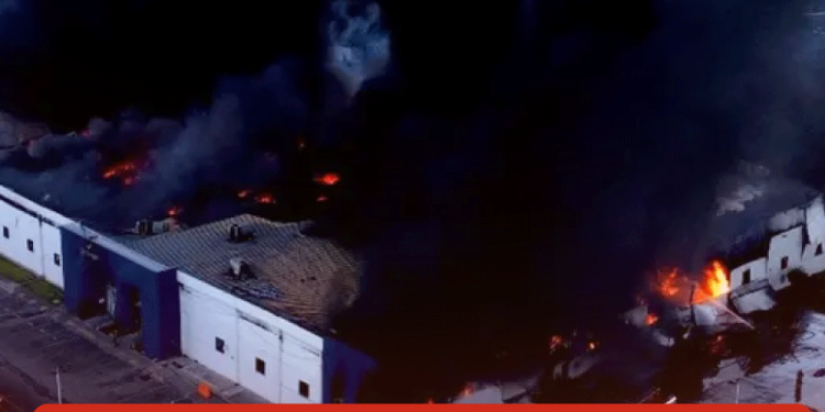 ¡Fuerte incendio en Nuevo León! Fuego consume fábrica en Apodaca