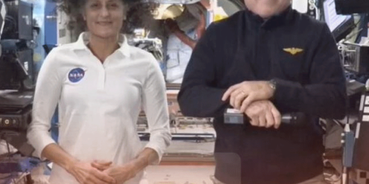 Astronautas varados podrían regresar con cápsula de SpaceX