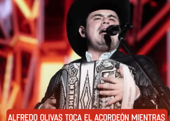 Alfredo Olivas toca el acordeón mientras el público canta sus narcocorridos