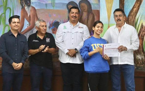 ALCALDE LAMARQUE RECONOCE A JOVENES PUGILISTAS