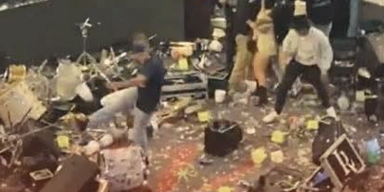 Luis R. Conriquez es abucheado y corrido del Palenque de Texcoco por no cantar corridos