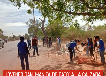 Jóvenes dan “manita de gato” a la Calzada Antonio Valdez Herrera, en Cócorit