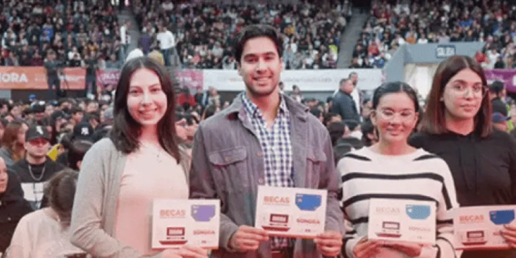 Hulk Hogan, leyenda de la WWE, desea comprar ´Hooters´ para salvar a la franquicia