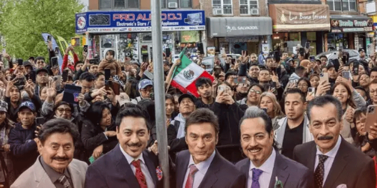 Hulk Hogan, leyenda de la WWE, desea comprar ´Hooters´ para salvar a la franquicia