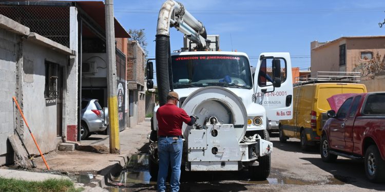 Trabajos de desazolve y varilleo por calle Cd. Victoria y Mexicali en Col. Sostenes Valenzuela.