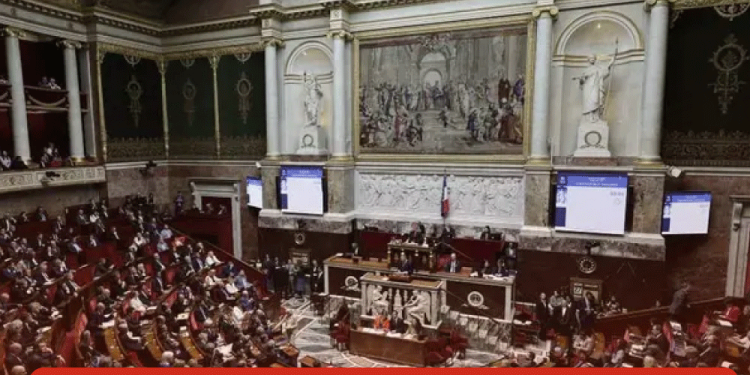 Trump ordena suspender citas de visa para estudiantes y visitantes