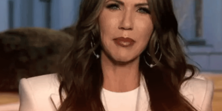 Hospitalizan de emergencia a Kristi Noem, secretaria de Seguridad de EU