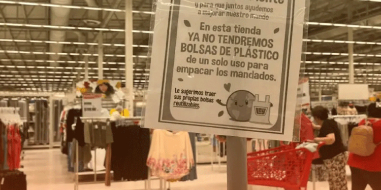 Cae estructura en evento masivo a un lado del escenario y en zona VIP