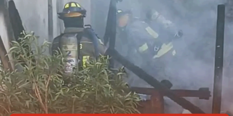 Bomberos salvaron la vida a dos personas durante un incendio en Nogales
