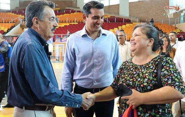 ENTREGAN UNIFORMES ESCOLARES EN CAJEME