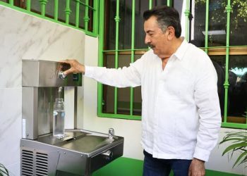 PRESIDENTE LAMARQUE, INAUGURA BEBEDERO PÚBLICO POR FUERA DE OOMAPASC