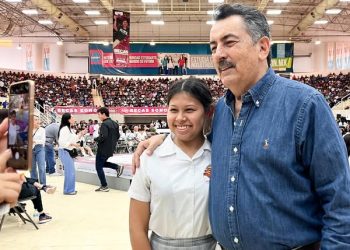 ENTREGAN BECAS EN CAJEME