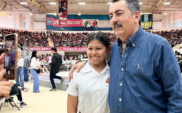 ENTREGAN BECAS EN CAJEME