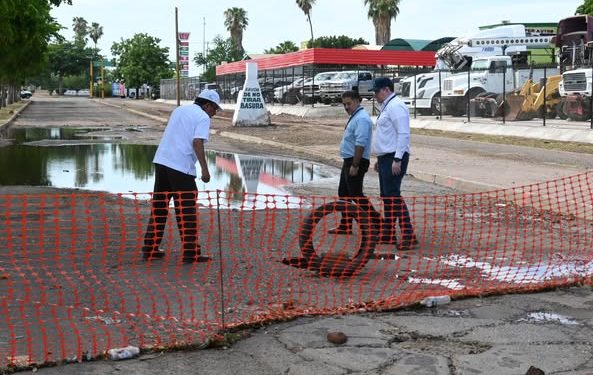 SUPERVISAN DIRECTIVOS DE OOMAPAS LA RED SANITARIA TRAS TORMENTA DE ESTE MARTES.
