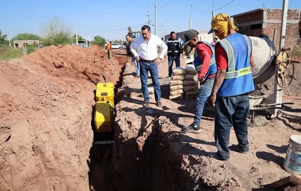 El presidente municipal Javier Lamarque supervisó los avances en las obras de introducción de red de agua potable