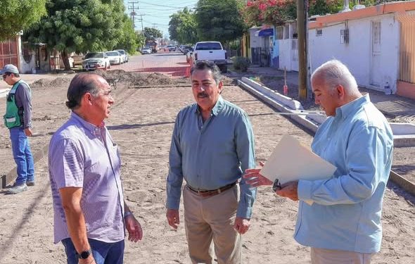 Supervisan los avances de la pavimentación con concreto hidráulico en las calles Flavio Bórquez