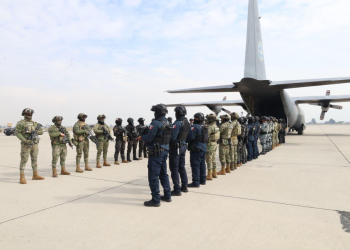 México traslada a 37 líderes criminales a EU por representar “una amenaza real para la seguridad”