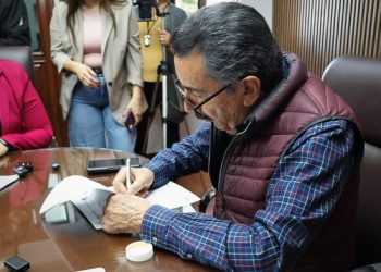 ALCALDE JAVIER LAMARQUE FIRMA CONVENIO CON INSUS