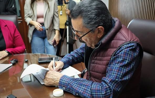 ALCALDE JAVIER LAMARQUE FIRMA CONVENIO CON INSUS