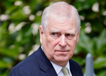 Ex príncipe Andrés recupera su libertad tras detención que reaviva polémicas