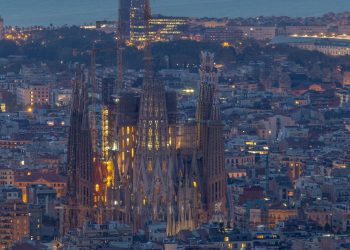 LA SAGRADA FAMILIA COMPLETA SUS SEIS TORRES CENTRALES CON LA COLOCACIÓN DE LA CRUZ PRINCIPAL