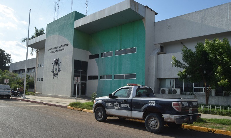 SALVAN POLICÍAS A DETENIDO QUE INTENTÓ SUICIDARSE