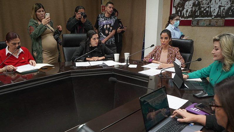 Aprueban en Comisión eliminar conductas discriminatorias a mujeres que amamantan en espacios públicos