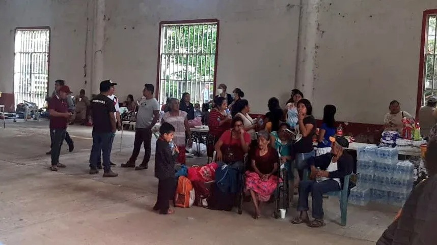 Continúa fuga de amoniaco en Oaxaca pese a esfuerzos de Pemex por sellar ducto