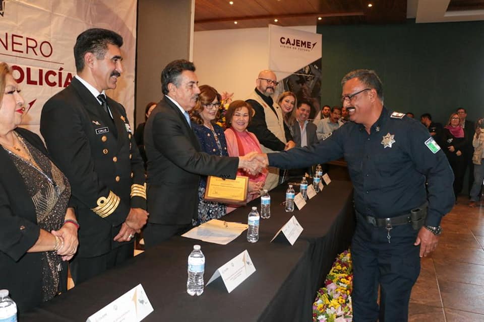 RECONOCE ALCALDE LAMARQUE CANO LABOR DE POLICÍAS EN SU DÍA