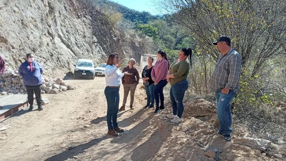 Supervisa alcaldesa de Yécora obras en desarrollo.