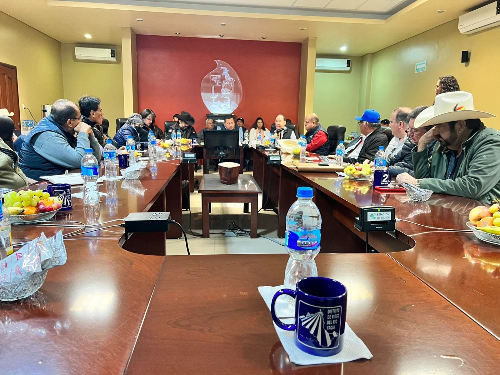 SE REÚNEN PRODUCTORES Y LEGISLADORES