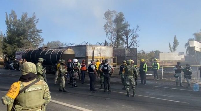 Se incendia pipa en gasolinera de Guanajuato