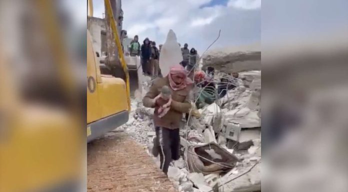 Nace bebé entre escombros tras terremoto; es la única sobreviviente