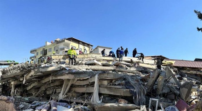 Rescatistas mexicanos trabajan en 70 edificios colapsados en Turquía