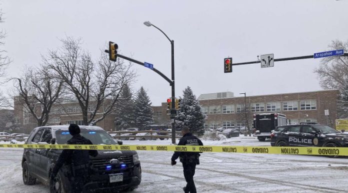 Reportan tiroteo en una escuela secundaria en Colorado, EU