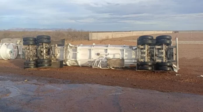 Tráiler con remolque cisterna se volcó sobre la carretera que conecta Cananea y Agua Prieta