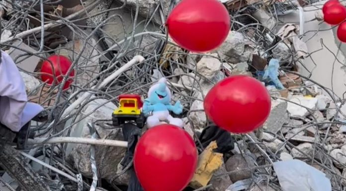 Con globos de colores sobre los escombros, rinden emotivo homenaje a niños fallecidos en Turquía y Siria
