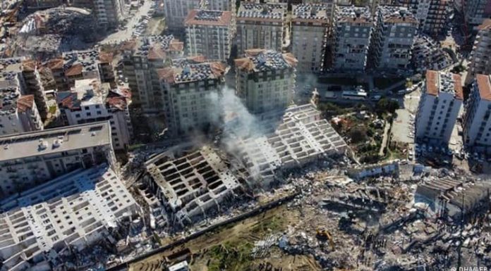 Arrestan a 14 por negligencia en construcción de edificios colapsados en Turquía