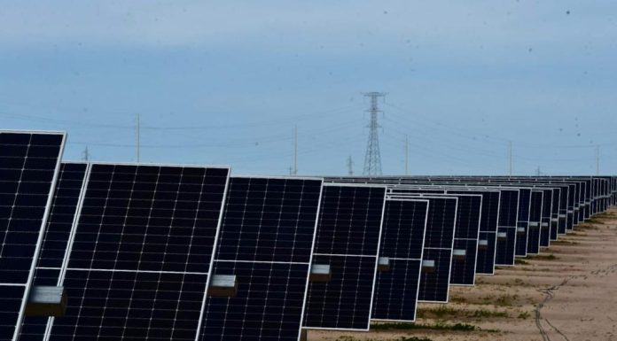 Gobernador Alfonso Durazo en la planta solar de Puerto Peñasco