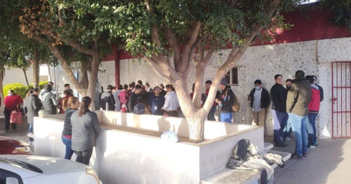 ciudad-obregon-trabajadores-del-isssteson-se-manifiestan-7241d8c9-focus-0-0-1300-866