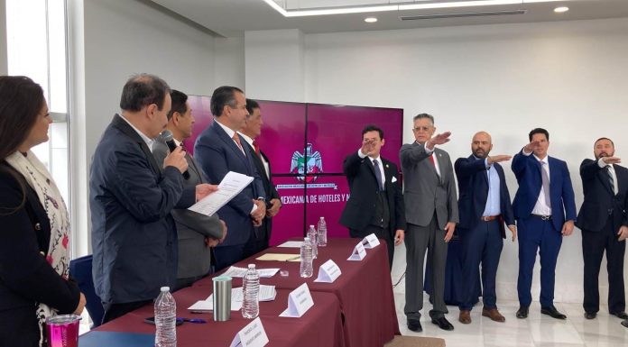 Alfonso Durazo toma protesta a Francisco Laso como presidente en la Asociación Mexicana de Hoteles y Moteles en Sonora