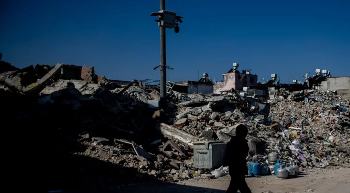 Aumenta a 44 mil 330 la cifra oficial de víctimas mortales por sismos en Turquía y Siria