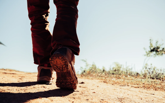 migrante en el desierto