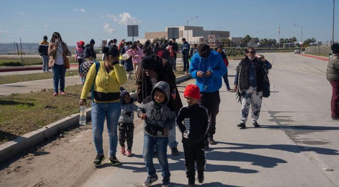 Gobierno de Biden planea suspender a inicios de mayo Título 42 que permite expulsión exprés de migrantes