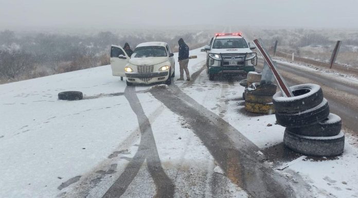 Rescatan a dos mujeres varadas por la nieve en tramo Cananea-Agua Prieta