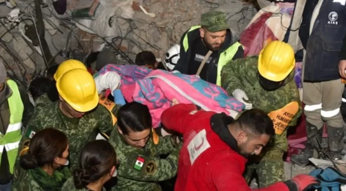 Mexicanos ya rescataron a tres personas con vida en Turquía tras sismos