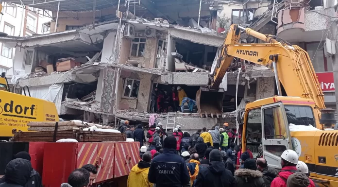 Turquía planea evacuación controlada de zonas devastadas por terremoto