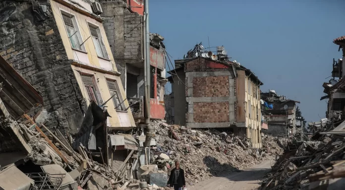 Número de víctimas del terremoto en Turquía supera ya las 43 mil 500