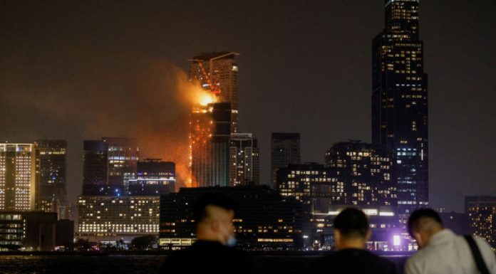 Reportan incendio en un edificio en construcción en el centro de Hong Kong